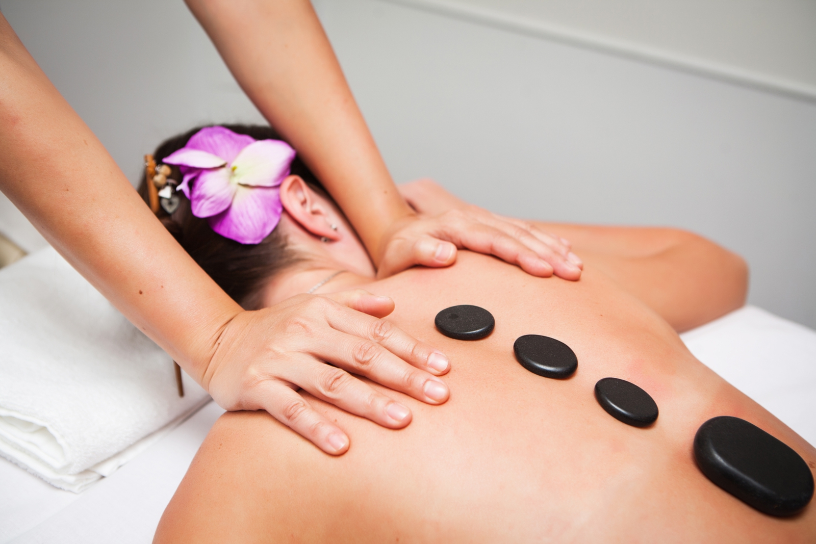 Massage up. Массажный камень терапия. Массаж камнями. Стоунтерапия. Спа терапия.